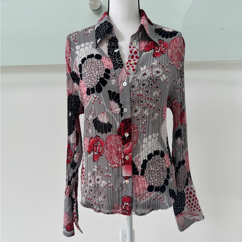 Le Caviar Elegant Gray Floral Button-Up Blouse – Red & Black Flowers – Size M